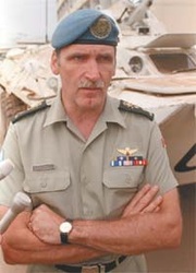 Roméo Dallaire, il comandante dell'UNAMIR, ha chiesto più volte all'ONU più truppe
