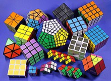 Samling av Rubiks kuber. Den innehåller en 3x3x3, Mirror cube, Void cube, 4x4x4, 5x5x5, Megaminx och en 2x2x2, etc.  