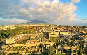 Ruinen von Pompeji von oben, mit dem Vesuv im Hintergrund (von einer Drohne aus gesehen)