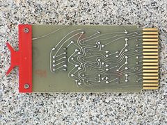 O placă de circuit făcută manual
