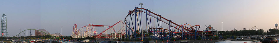 Panorama (longue photo) des montagnes russes et de l'horizon de Six Flags Great Adventure