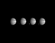 Vier foto's van Jupiter genomen in 1994. De heldere witte vlekken zijn explosies waar delen van de komeet Shoemaker Levy-9 de planeet hebben geraakt.  