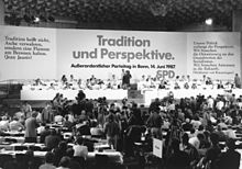 Extraordinary party congress of the SPD in Bonn on 14 June 1987. Election of Willy Brandt as honorary chairman for life.