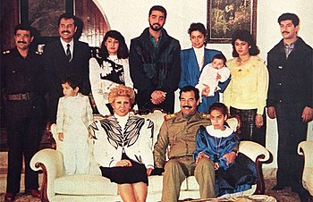 Saddamin perhe 1980-luvun puolivälissä. Uday seisoo keskellä takarivissä musta takki päällään -  