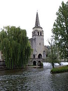Pyhän Gironsin kirkko Salat-joen varrella  