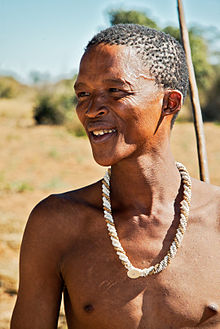 Um homem das tribos San com colar tradicional