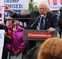 Sanders tijdens een bijeenkomst over het Fight for $15 minimumloon in Washington, D.C. in april 2017.  