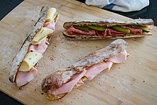 Een Lang brood broodje met ham en Zwitserse kaas, Salami en augurken sandwich en Ham en kaas klassieke sandwiches in tafel thuis  