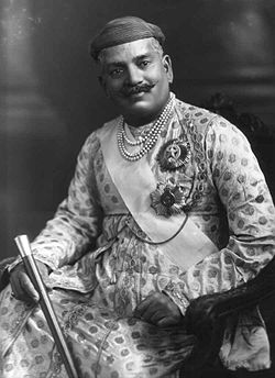 Sayajirao Gaekwad III, Maharadża z Barody, noszący szarfę i gwiazdę GCSI, a także gwiazdę GCIE. 1919