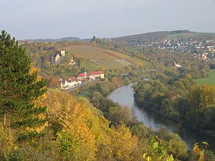 View from the Bismarckhöhe at the eastern edge of the city to the Mainbogen; right: Schweinfurt basin with the end of the weirs (city park); left: Mainberg village and castle, vineyards and Schweinfurt's Rhön hills.