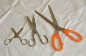 Nožnice sa používajú na šitie, v kuchyni a na papier.
