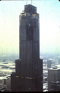 La tour Then-Sears lors de sa construction, vers 1973