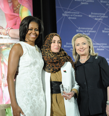 Hana El Hebshi mit US-Außenministerin Hillary Clinton und First Lady Michelle Obama im Jahr 2012.