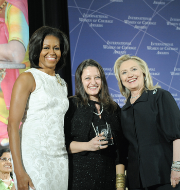 Safak Pavey con la Secretaria Hillary Clinton y la Primera Dama Michelle Obama en 2012  