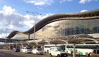 Ligne de toit ondulée du terminal de Sendai