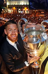 Sergio Ramos viert La Undecima (De Elfde) met de trofee.  