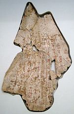 Härän lapaluu, johon on leikattu symboleja  