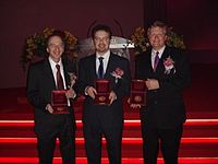 Саул Пърлмутер, Рийс и Брайън П. Шмидт получават наградата "Шоу" за астрономия за 2006 г. По-късно триото получава Нобелова награда за физика за 2011 г.