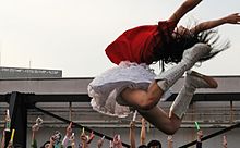 Kanako Momota, la líder, es famosa por realizar el Salto del Camarón ( エビぞりジャンプ)  