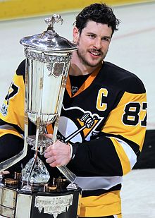 Sidney Crosby van de 2017 Eastern Conference kampioen Pittsburgh Penguins poseert met de Prince of Wales Trophy.  