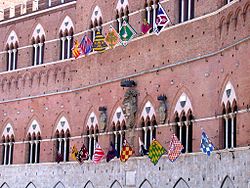 Gevel van het Palazzo Pubblico (Stadhuis) tijdens de Palio-dagen.