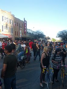 Gezicht op 6th Street in het centrum van Austin, Texas, tijdens SXSW 2013.  