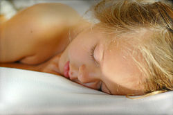 Tidur dikaitkan dengan keadaan relaksasi otot dan persepsi terbatas terhadap rangsangan lingkungan.
