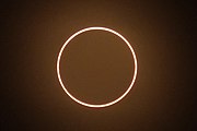 Se produce un eclipse solar, visible principalmente en los países asiáticos y africanos, que dura 38 segundos  