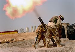 Американские солдаты стреляют из миномета.