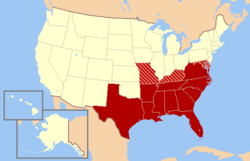 Státy vyznačené plnou červenou barvou vystoupily z Unie a vytvořily Konfederované státy americké, zatímco pruhované státy byly hraniční státy, které zůstaly v Unii.