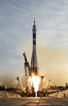 Um foguete russo Soyuz é lançado do Cosmódromo de Baikonur para a Estação Espacial Internacional