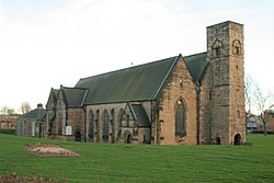 St Peter's Church i Monkwearmouth. Av det ursprungliga klostret, som byggdes 674, återstår endast portiken och en del av den västra väggen.  