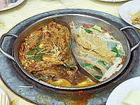 Le "barche a vapore" di Singapore, un altro nome per la pentola calda, sono pentole riscaldate di zuppa usate da tutti intorno a un tavolo per cucinare contorni di carne, pesce, verdure e altre cose