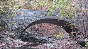 Pod cu arc de piatră peste McCormick's Creek în Indiana. Înscris în Registrul Național al Locurilor Istorice.  