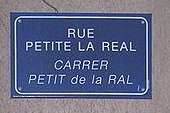 Perpinjano gatvės pavadinimo ženklas prancūzų ir katalonų kalbomis.
