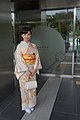 En elegant kvinna i kimono  