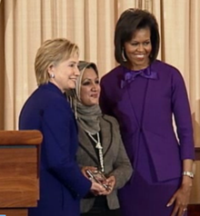 Suaad Abbas Salman Allami (Irak) con la Secretaria de Estado Hillary Rodham Clinton y la Primera Dama Michelle Obama en 2009.  