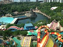 Vista aérea de Sunway Lagoon, un popular parque acuático de Malasia.  