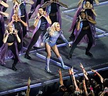 Lady Gaga voert "Born This Way" uit tijdens Super Bowl LI.  