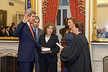 John Kerry depune jurământul în calitate de secretar de stat în fața judecătoarei Elena Kagan, 1 februarie 2013  