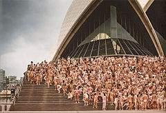 Mensen bereiden zich voor op een foto van Spencer Tunick in het Sydney Opera House  