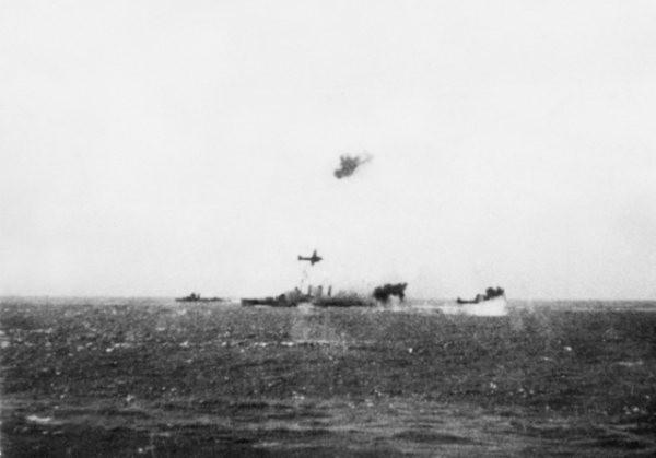 HMAS Austrália (centro) e TG17.3 sob ataque aéreo em 7 de maio