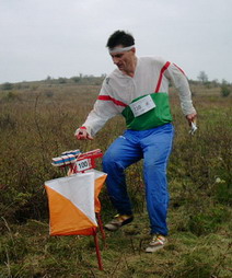 Una persona che fa orienteering