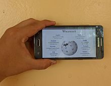 Smartphone gebruikt om Wikipedia te lezen