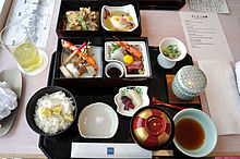 Japonské jídlo teishoku včetně tempury, sašimi a polévky miso  