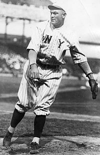 Jeff Tesreau usando o uniforme de beisebol dos New York Giants por volta de 1912-18