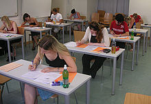 Étudiants travaillant sur un test.