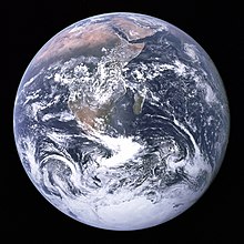 Apollo 17:stä nähty pallomainen maapallo kumoaa litteän maapallon mallin. Flat Earth Society uskoo, että NASA on muokannut tällaisia kuvia osana salaliittoa.  