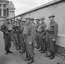 Brittiska hemvärnet 1941. Mannen i slutet av den främre leden bär en BAR.  