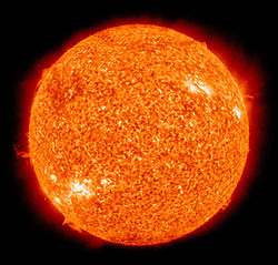 Słońce wytwarza swoją energię poprzez syntezę jądrową jąder wodoru w hel. W swoim jądrze Słońce topi 620 milionów ton wodoru w każdej sekundzie.